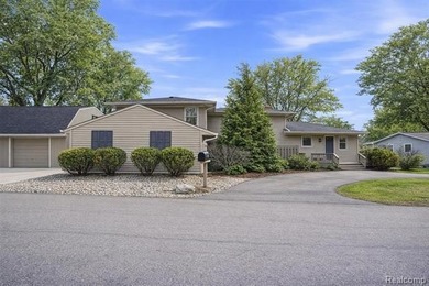 Experience magnificent lakefront living with 125* of waterfront - photo 2