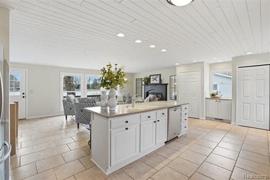 Experience magnificent lakefront living with 125* of waterfront - photo 6