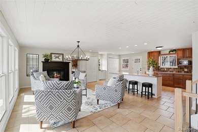 Experience magnificent lakefront living with 125* of waterfront - photo 8