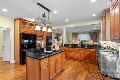 Prepare to be impressed by this exceptional custom home nestled - photo 15