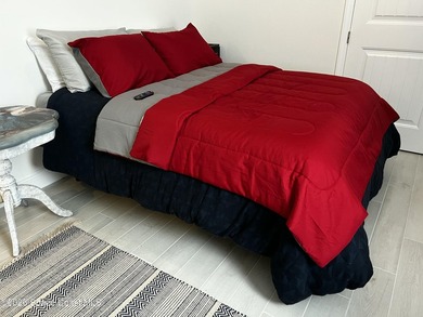 Custom-built in 2022, this beautifully designed 3-bedroom - photo 27