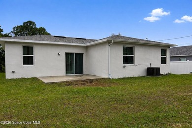 Custom-built in 2022, this beautifully designed 3-bedroom - photo 30