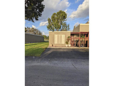 (private lake, pond, coastal) Townhome/Townhouse Sale Pending in Pembroke Pines Florida