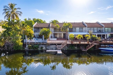 Rarely available lakefront townhouse in Marina Lakes, a private - photo 6
