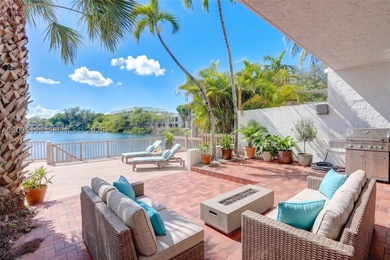 Rarely available lakefront townhouse in Marina Lakes, a private - photo 8