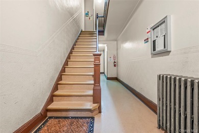 Well maintented 5,712 sqft big six family at the center of - photo 11