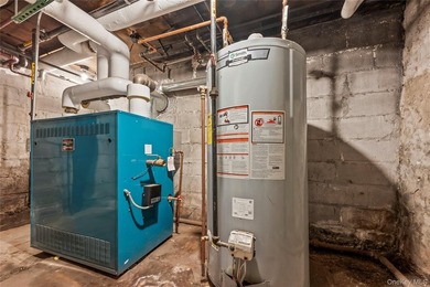 Well maintented 5,712 sqft big six family at the center of - photo 12