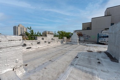 Well maintented 5,712 sqft big six family at the center of - photo 15