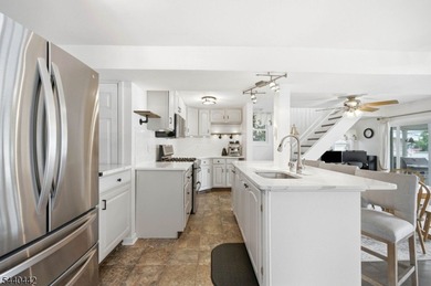 Waterfront, newly renovated retreat on Lake Hopatcong! Tucked - photo 3