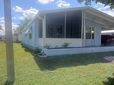 This lovely 1985 (26x52, 1,352 sq. ft.) Coro manufactured home - photo 2