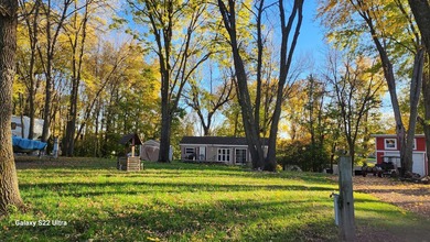 2007 DPH Park Model; bedroom with built-ins; large bathroom with - photo 16