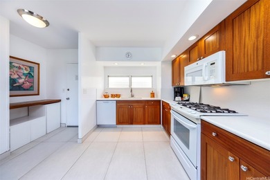 Situated along world-famous Waikiki Beach, Waikiki Shore stands - photo 11