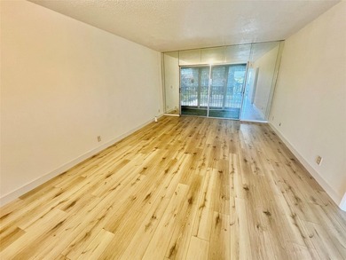 All ages, laminated floors, new appliances, pleasant pool view - photo 22