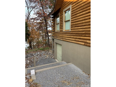 Beautiful cabin style lake front home with year round water! - photo 27