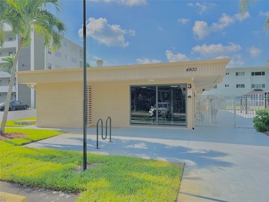 All ages, laminated floors, new appliances, pleasant pool view - photo 27