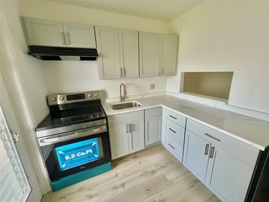 All ages, laminated floors, new appliances, pleasant pool view - photo 35