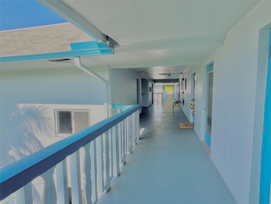 All ages, laminated floors, new appliances, pleasant pool view - photo 36