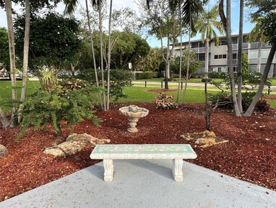 All ages, laminated floors, new appliances, pleasant pool view - photo 42