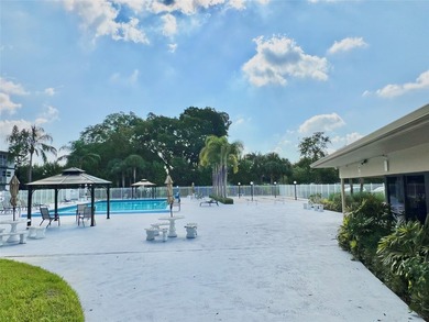 All ages, laminated floors, new appliances, pleasant pool view - photo 43