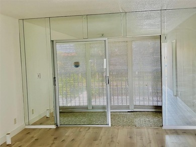 All ages, laminated floors, new appliances, pleasant pool view - photo 44