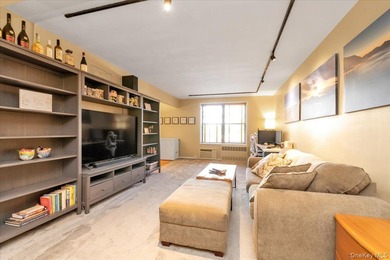 (private lake, pond, coastal) Home For Sale in Oakland Gardens New York