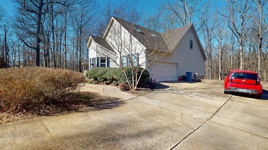 Recently updated with a brand new roof, fresh paint, perfectly - photo 2