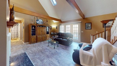 Recently updated with a brand new roof, fresh paint, perfectly - photo 4