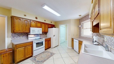 Recently updated with a brand new roof, fresh paint, perfectly - photo 7