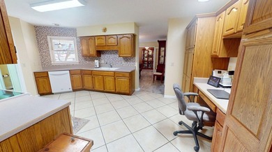 Recently updated with a brand new roof, fresh paint, perfectly - photo 10