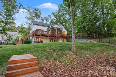 MOTIVATED SELLER! and WATERFRONT-DOCKABLE LOT! This 5 bedroom - photo 41