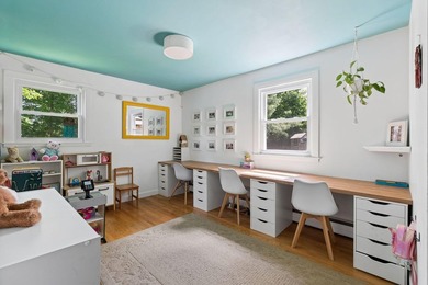 Well-maintained Falmouth Colonial featuring four bedrooms, two - photo 15