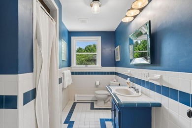 Well-maintained Falmouth Colonial featuring four bedrooms, two - photo 20
