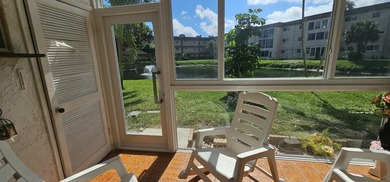 Beautiful BAHAMAS STYLE, 1BD/1.5BA ground-floor condo in a - photo 14