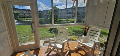 Beautiful BAHAMAS STYLE, 1BD/1.5BA ground-floor condo in a - photo 15