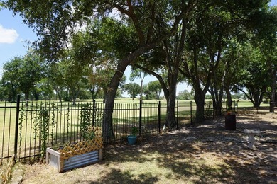 Cozy starter home at just under 1450sq ft, but sits in a great - photo 20