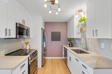 Welcome to 311, the largest unit at Lake Oswego Terraces! Fully - photo 11