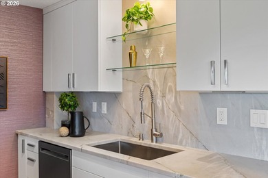 Welcome to 311, the largest unit at Lake Oswego Terraces! Fully - photo 12
