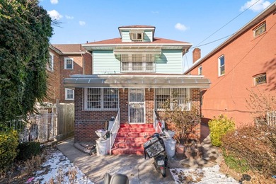 Discover this spacious 6-bedrooms, 2.5-bathrooms single-family - photo 1
