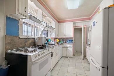 Discover this spacious 6-bedrooms, 2.5-bathrooms single-family - photo 8