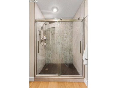 Welcome to 311, the largest unit at Lake Oswego Terraces! Fully - photo 28