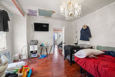 Discover this spacious 6-bedrooms, 2.5-bathrooms single-family - photo 10