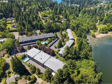 Welcome to 311, the largest unit at Lake Oswego Terraces! Fully - photo 33