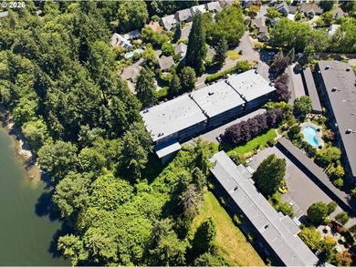 Welcome to 311, the largest unit at Lake Oswego Terraces! Fully - photo 45