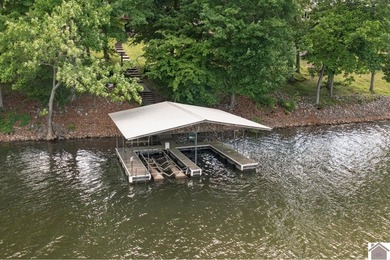 This waterfront home had it all! The perfect location on Lake - photo 2