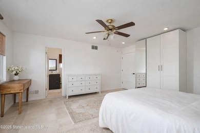 Welcome to Captain's Quarters! This spacious corner-unit - photo 21