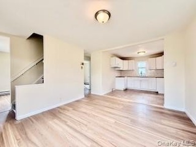 Charming Cape!!! New Kitchen, Fresh Paint, New Flooring, New - photo 5