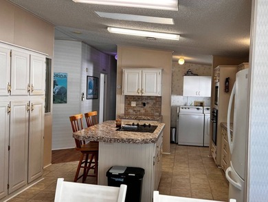 Charming 1994 Manufactured Home in an Active 55+ Community - photo 4