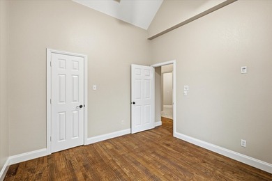 This stunning Castle Hills home is a dream for tech enthusiasts - photo 27