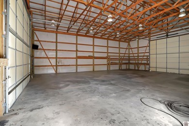 Versatile 1.5 +/- acre property featuring a 30x60 pole barn with - photo 3