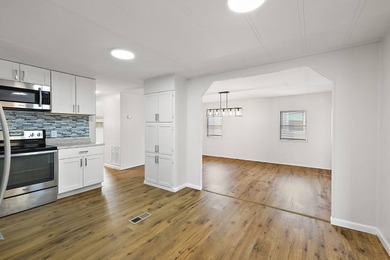 Mid Florida Lakes Area Home For Sale in Leesburg Florida